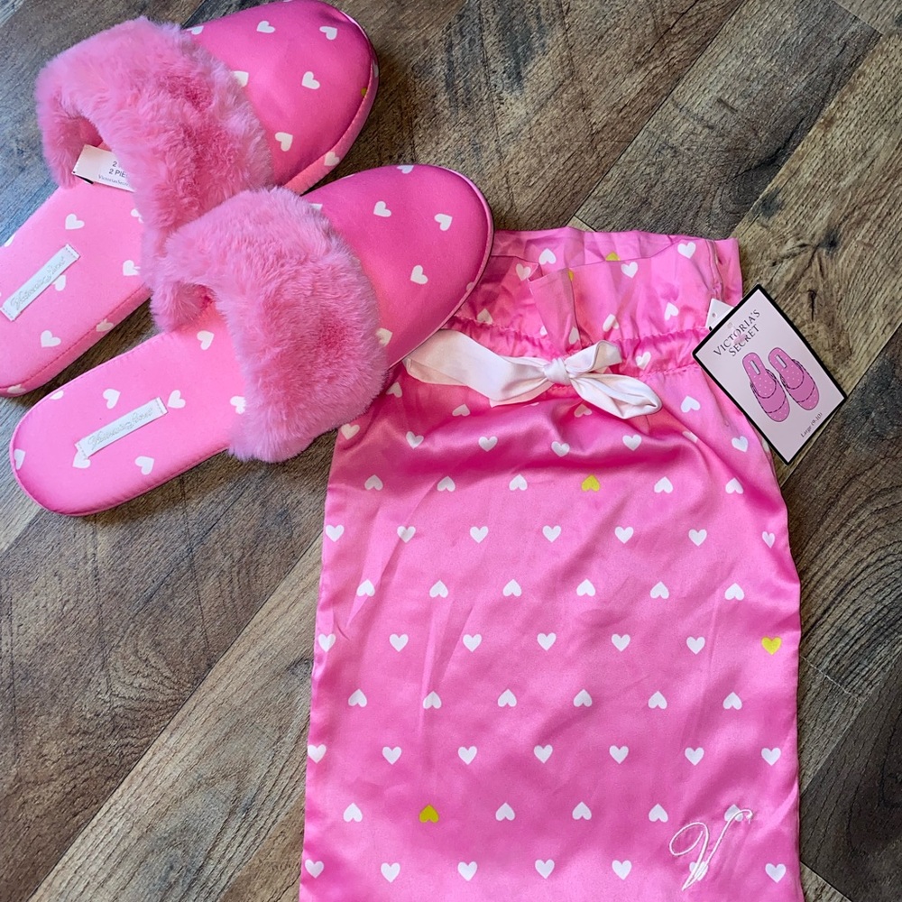 NWT Victoria’s Secret Bright Pink Heart Print Satin Slippers